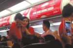 中国乘客大闹航班 男乘客扬言炸飞机女乘客热水泼空