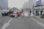 温州奥迪翻车 女车主没受伤自己爬出车窗回家