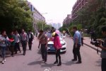 郑州大学现奇葩婚礼 新郎父母被打扮成牛模样“拉”