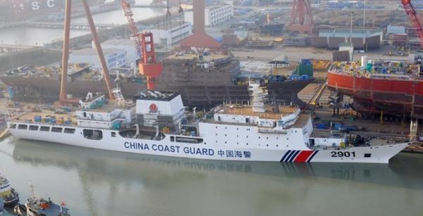 原文配图：该基地拥有6个1万吨级泊位，那么万吨海警船就有“家”了——图为万吨海警船与其船台上的姊妹舰.