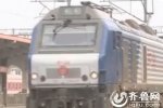 情侣谈恋爱逼?；鸪?在铁轨上谈恋爱真是不要命