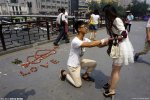 小伙用荔枝求婚遭拒绝 还没表白就直接求婚