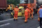 海盐车祸 8月19日嘉兴海盐一轿车遭货车压扁致4人死