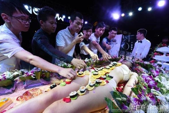 酒吧上演人体寿司