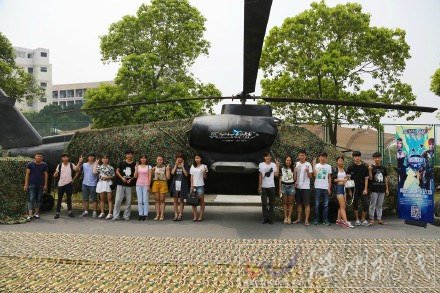 上海大学史上最?？Ю? /><br />
上海大学史上最牛开学礼</p>
<p>　　近日，上海大学开学礼备受关注，校方安排战斗直升机迎接新生被称为2015年最?？Ю?。</p>
<p>　　据悉，上海大学在开学之前就计划了很久，他们租来了多架阿帕奇直升机和一些打扮成美国士兵的老外。另外，他们还以此次开学礼举行了一个校园联赛。不少同学纷纷将拍照发朋友圈，引得很多朋友的怒赞。</p>
<p>　　在继上海大学最?？Ю裰螅灿衅渌难５耐б苍谖⒉┥掀厮茄Ｕ蕉坊恼掌?。</p>
<p style=