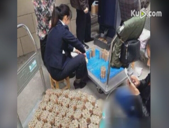 500斤母爱！单亲妈妈扛500斤硬币为女儿买房