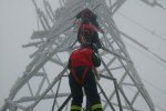 北京大雪延庆密云电网覆冰 工人上电塔敲打清除覆冰