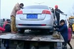 泰州车震 泰州一对男女车震忘拉手刹动作太大轿车冲