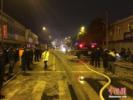 1月14日19时左右，浙江杭州市余杭区良渚街道通运路口一装有煤气瓶的货车起火，火势较大并伴有爆炸，引燃旁边的两幢厂房。PTU、消防、公安、交警和街道人员正在现场处置。目前火势已得到控制，现场无人员伤亡，过火面积大约2000平方米。