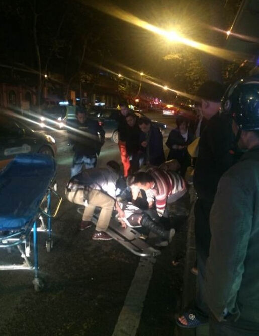 受伤女子被抬上救护车。图据网络