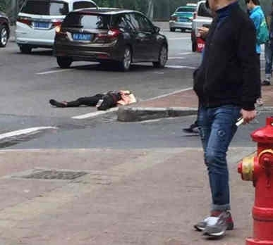 广州地铁砍人事件现场。