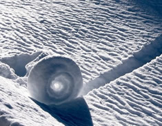 美国小镇惊现雪卷奇观