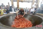 男子徒手爆炒龙虾 “鬼谷大师”唐程刚绝活