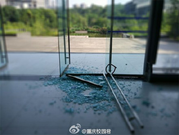 重庆持续高温，玻璃门都被热炸掉了
