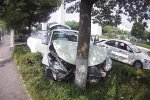 蹭洒水车洗车撞树 车受损人受伤