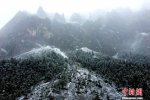 稻城亚丁九月天气下雪 秋色竟然是银装素裹