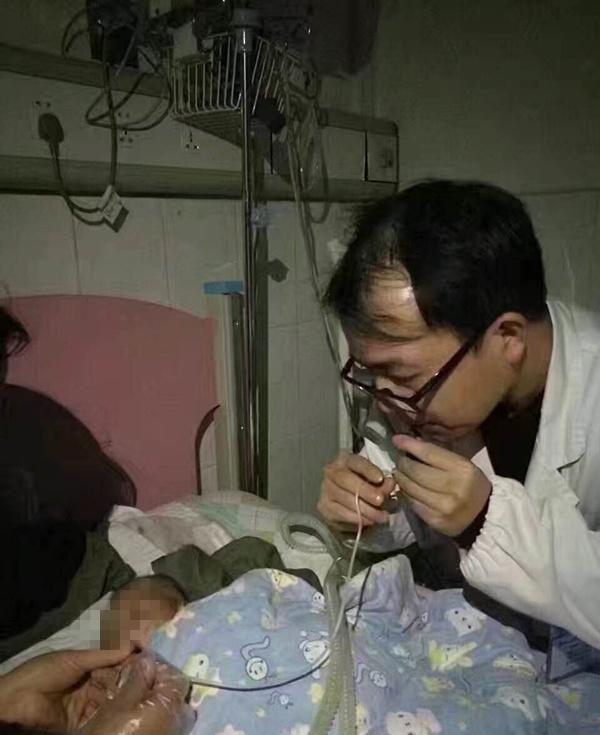 重症监护室停电医生用嘴吸出堵在孩子气管内的粘稠痰液。