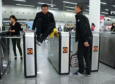 近两年来，上海地铁逃票5万人。