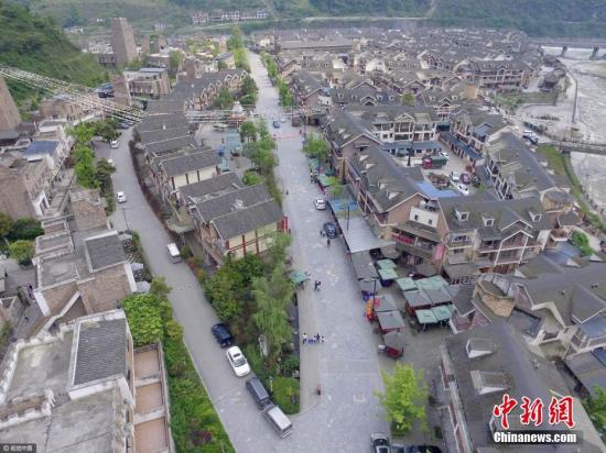 汶川地震九周年，航拍震中映秀镇小洋楼整齐排列。 莫晓 摄 视觉中国