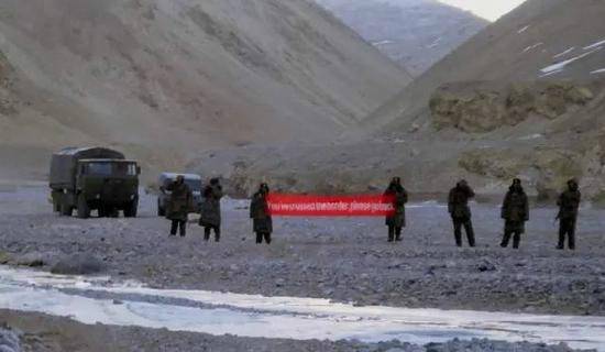中国士兵在中印边境拉达地区打出横幅，要求越界的印度士兵撤回边界线印度一侧