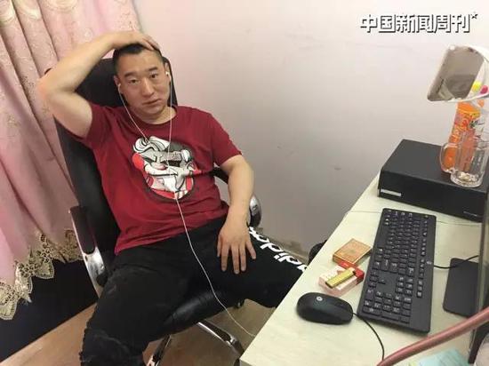 网名“大力哥” 的赵金龙在直播间。