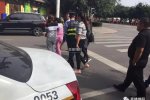 撞奔驰丢女友逃跑 这男友要不得