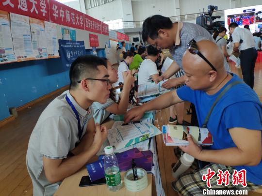 家长咨询招生事宜。 王昊昊 摄