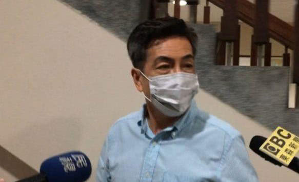 周杰伦叔叔打人：日前，周杰伦的叔叔周耀义因管理费纠纷，被控殴打邻居还辱骂邻居是狗，台北地检署依伤害、公然侮辱、毁损及恐吓罪名将周杰伦的叔叔起诉。