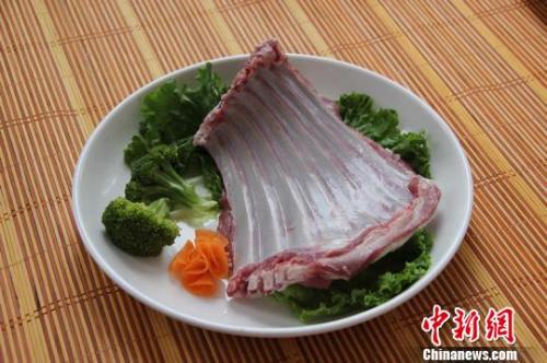 羊肉价格坐上火箭：北京羊肉涨价，12月涨到38元一斤了，北京羊肉还算便宜的，温州乡下一些菜市场卖的本地羊肉，去年就卖到60多元一斤了，到农村养殖户买黑山羊价格更贵，要75元一斤，过年还会涨价。</