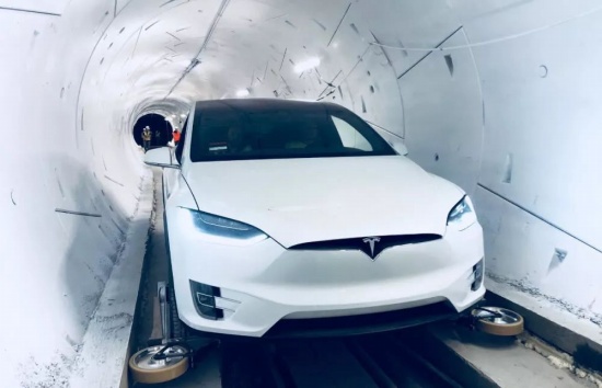 马斯克隧道通车，自动驾驶车辆亮相