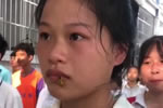 女生军训被马蜂爬嘴一动不动 网友纷纷点赞