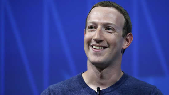 Facebook 创始人兼首席执行官马克·扎克伯格 (Mark Zuckerberg) 在 2018 年的巴黎活动中发表讲话。