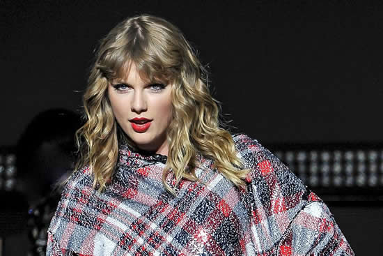 歌手泰勒·斯威夫特 (Taylor Swift) 现在的表演成绩为 99.7！在 SAP 上展示 POPTOPIA 中心于 2017 年 12 月 2 日在加利福尼亚州圣何塞举行。（史蒂夫詹宁斯/WireImage摄） 线象