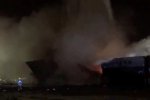 迪拜港杰贝阿里港一艘船上的集装箱内发生爆炸引起