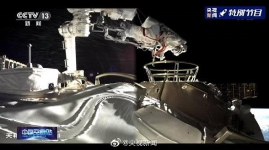 中国空间站航天员首次出舱
