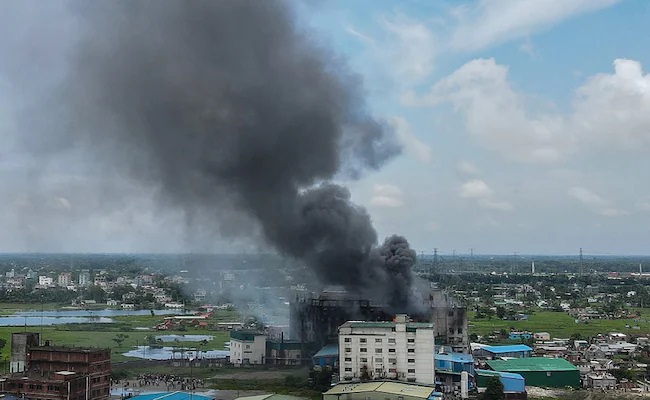 孟加拉国工厂火灾：随着消防员到达较高楼层，死亡人数急剧上升。