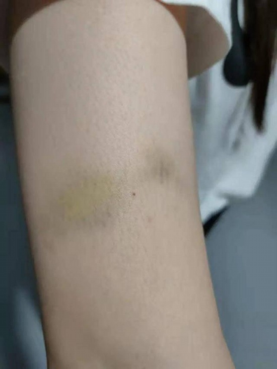 男子火车上骚扰女乘客 警方通报，已拘留。