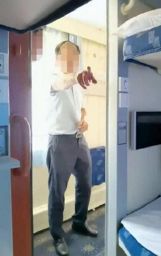 男子火车上骚扰女乘客 警方通报，已拘留。