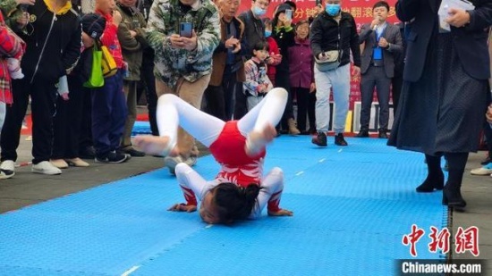 成都10岁女孩陈洲阳挑战柔术世界纪录，一天连破三项世界纪录。