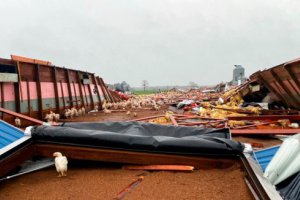 美国暴风雨带来的龙卷风和暴风雪造成2人死亡