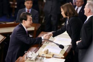 韩国总统尹锡烈强调在朝鲜问题上与日本美国三方合
