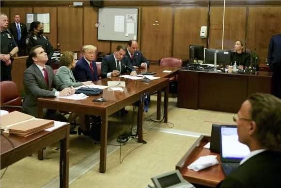 谨慎的美国在刑事法庭上关注特朗普，希望伸张正义