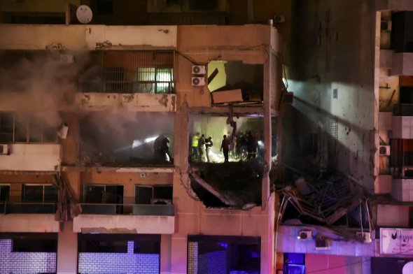 2024年1月2日，黎巴嫩贝鲁特郊区达希耶发生爆炸后，一栋受损的建筑前，安全消息人士称此次爆炸是以色列无人机袭击。