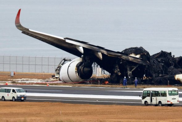 2024年1月3日，日本航空(JAL)的一架空客A350飞机在日本东京羽田国际机场与日本海岸警卫队的飞机相撞后，官员们对一架被烧毁的飞机进行了调查。
