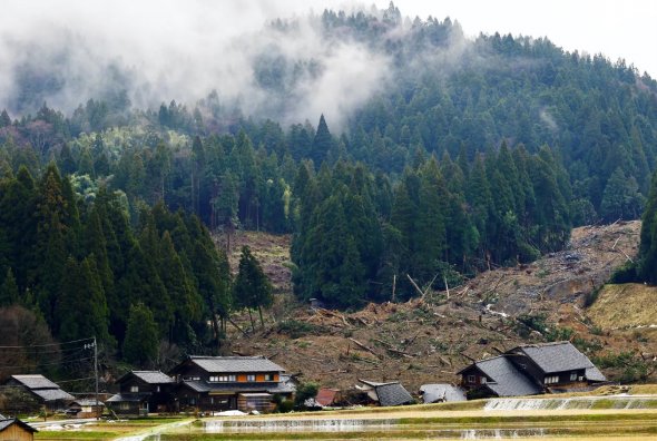 2024年1月7日，日本石川县轮岛山体滑坡和地震后受损房屋的景象。
