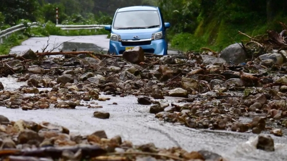 路透社2024年9月21日，日本石川县轮岛，暴雨引发山体滑坡，道路被石头覆盖。