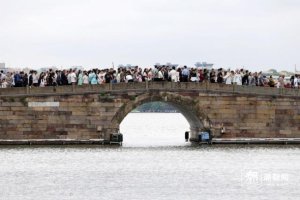 国庆景区人从众 西湖断桥