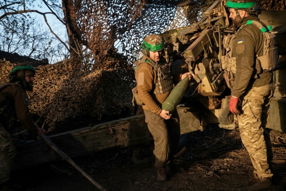 2024年10月1日，乌克兰国民警卫队士兵与第15旅的炮兵连在乌克兰顿巴斯地区准备发射炮弹。