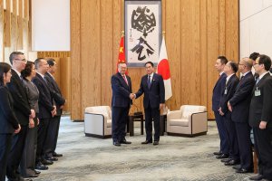 石破茂会见王毅时背后2个汉字引发网友关注