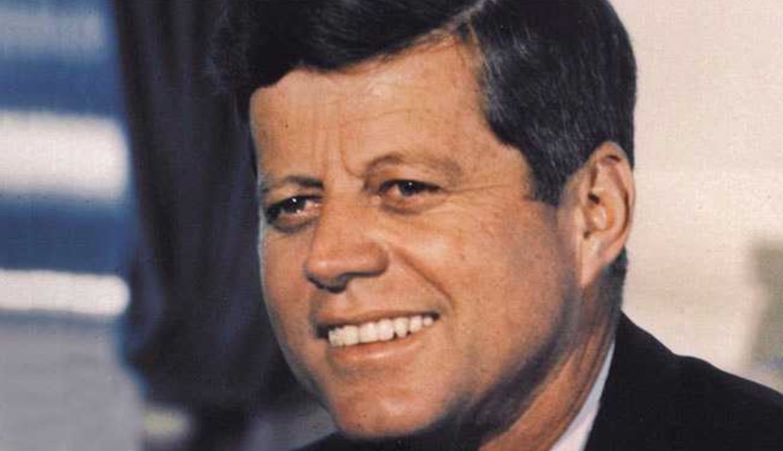 1963年11月22日，约翰·F·肯尼迪在德克萨斯州乘坐总统车队时遇刺。